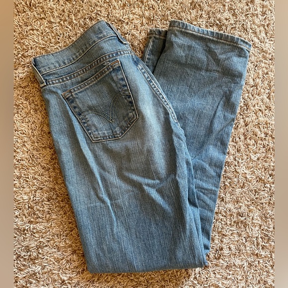 Size 8 Levi Straight Leg Jeans - Picture 3 of 5